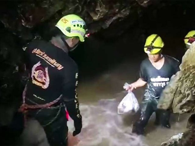 Todos os 12 meninos e o treinador estão fora da caverna na Tailândia