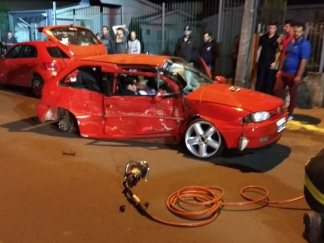 Acidente impressionante no centro deixa dois feridos em Carazinho