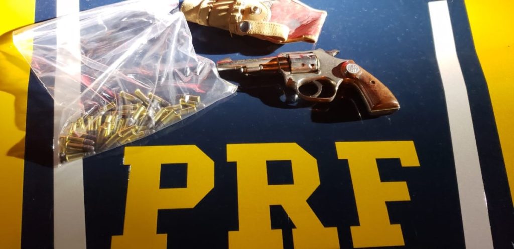 PRF apreende arma e munições em operação na cidade de Carazinho