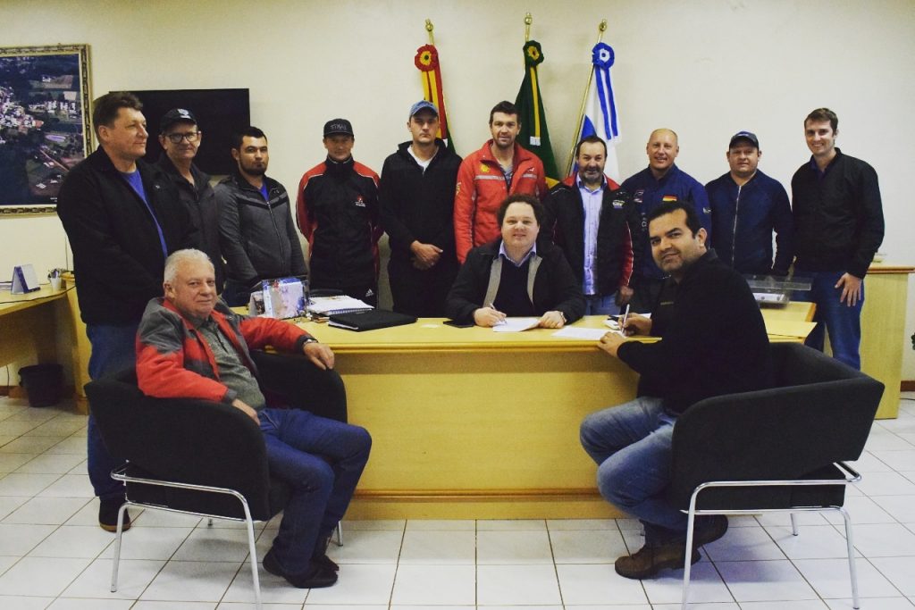 Prefeito de XV de Novembro assina contrato do asfaltamento para Sede Aurora