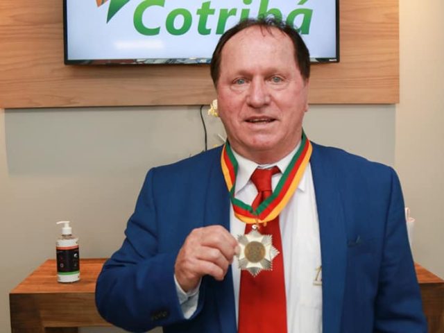 Presidente da Cotribá recebe Medalha do Mérito Farroupilha