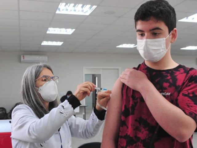 Ministério da Saúde recua e retoma vacinação de adolescentes