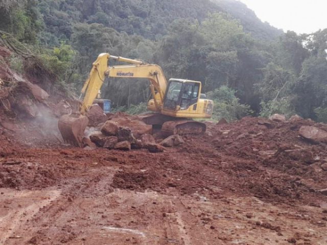 Daer trabalha em várias frentes para desbloquear rodovias da Serra